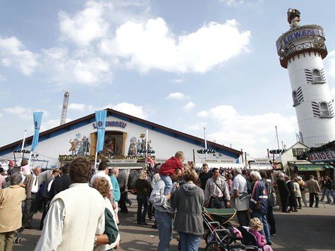 Gut gebrüllt: Vom Turm des Löwenbräuzelts, in dem sich Münchner und Amerikaner mischen, freut sich Wirt Wiggerl Hagn, dass es bei ihm den besten Kaiserschmarrn der Wiesn gibt. Gut gebrüllt: Vom Turm des Löwenbräuzelts, in dem sich Münchner und Amerikaner mischen, freut sich Wirt Wiggerl Hagn, dass es bei ihm den besten Kaiserschmarrn der Wiesn gibt.