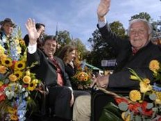 Hoch auf dem schmucken Wiesn-Wagen