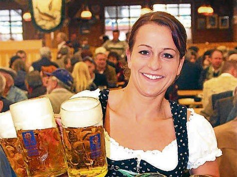 tz-Redakteurin Nina Bautz beim Mass schleppen.