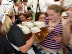 Oktoberfest-Chefin Gabriele Weishäupl ist stinksauer -65 € Mindestverzehr: Streit um Wiesnpreise