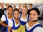 Flugbegleiterinnen tragen während der Oktoberfestzeit Dirndl 