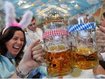 Wiesn-Trend: Auch der Maßkrug trägt auf dem Oktoberfest Tracht