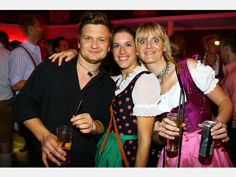 Am Donnerstag wurde im Wiesnclub an der Theresienwiese kräftig weitergefeiert. Hier sehen Sie die besten Bilder der Party. Am Donnerstag wurde im Wiesnclub an der Theresienwiese kräftig weitergefeiert. Hier sehen Sie die besten Bilder der Party.