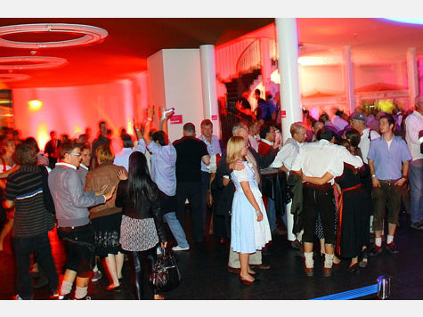 Am Donnerstag wurde im Wiesnclub an der Theresienwiese kräftig weitergefeiert. Hier sehen Sie die besten Bilder der Party. Am Donnerstag wurde im Wiesnclub an der Theresienwiese kräftig weitergefeiert. Hier sehen Sie die besten Bilder der Party.