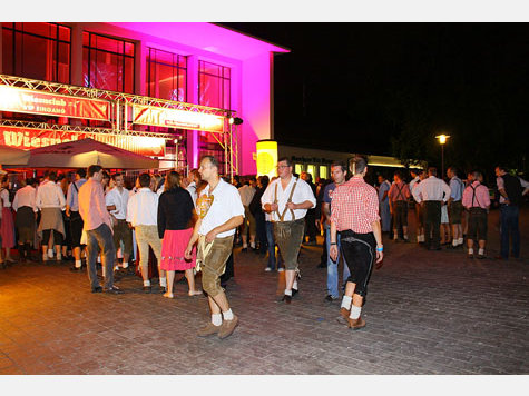 Am Donnerstag wurde im Wiesnclub an der Theresienwiese kräftig weitergefeiert. Hier sehen Sie die besten Bilder der Party. Am Donnerstag wurde im Wiesnclub an der Theresienwiese kräftig weitergefeiert. Hier sehen Sie die besten Bilder der Party.