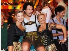 Diese Promis feierten am Montag auf der Wiesn