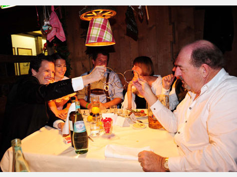Diese Promis feierten am Dienstag auf der Wiesn