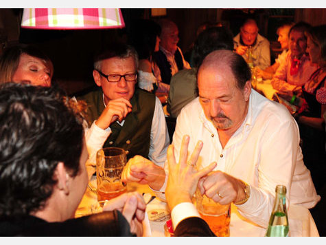 Diese Promis feierten am Dienstag auf der Wiesn