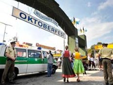 Absperr-Ring, Sicherheitsring, um die Wiesn, das Oktoberfest auf der Theresienwiese, bleibt - Jubiläumswiesn kostet Eintritt
