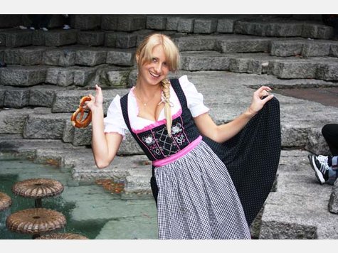 Wiesn-Madl Elena Moskau Bilder
