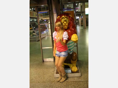 Wiesn-Madl Elena Moskau Bilder