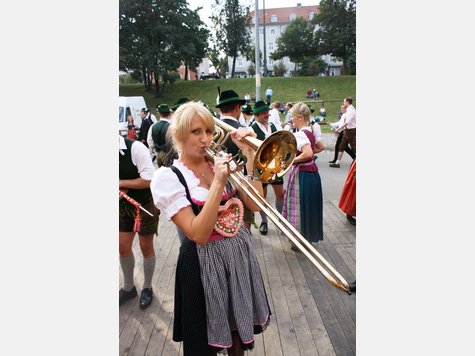 Wiesn-Madl Elena Moskau Bilder