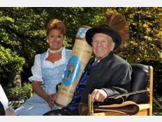 Willy Heide entzündet Kerze für friedliche Wiesn Willy Heide entzündet Kerze für friedliche Wiesn