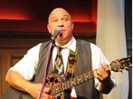 Wiesn-Hit 2010 Bewerbung: Wolfi Huber mit seinem Song "Schwarze Straps und Netzstrümpf"
