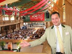 Oktoberfest: Im Weinzelt singt sogar der Wirt selbst zur Wiesn