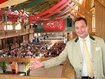 Oktoberfest: Im Weinzelt singt sogar der Wirt selbst zur Wiesn