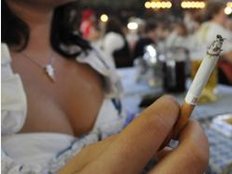 Trotz Verbot: Viele qualmen in den Zelten Trotz Verbot: Viele qualmen in den Zelten