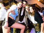 Dirndl und Damen-Lederhose: Die Volksfest-Trends