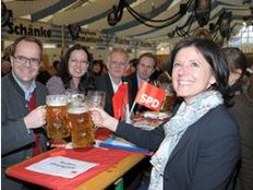 Volksfest Trudering: Malu Dreyer findet die Bierzelt-Maß recht schwer